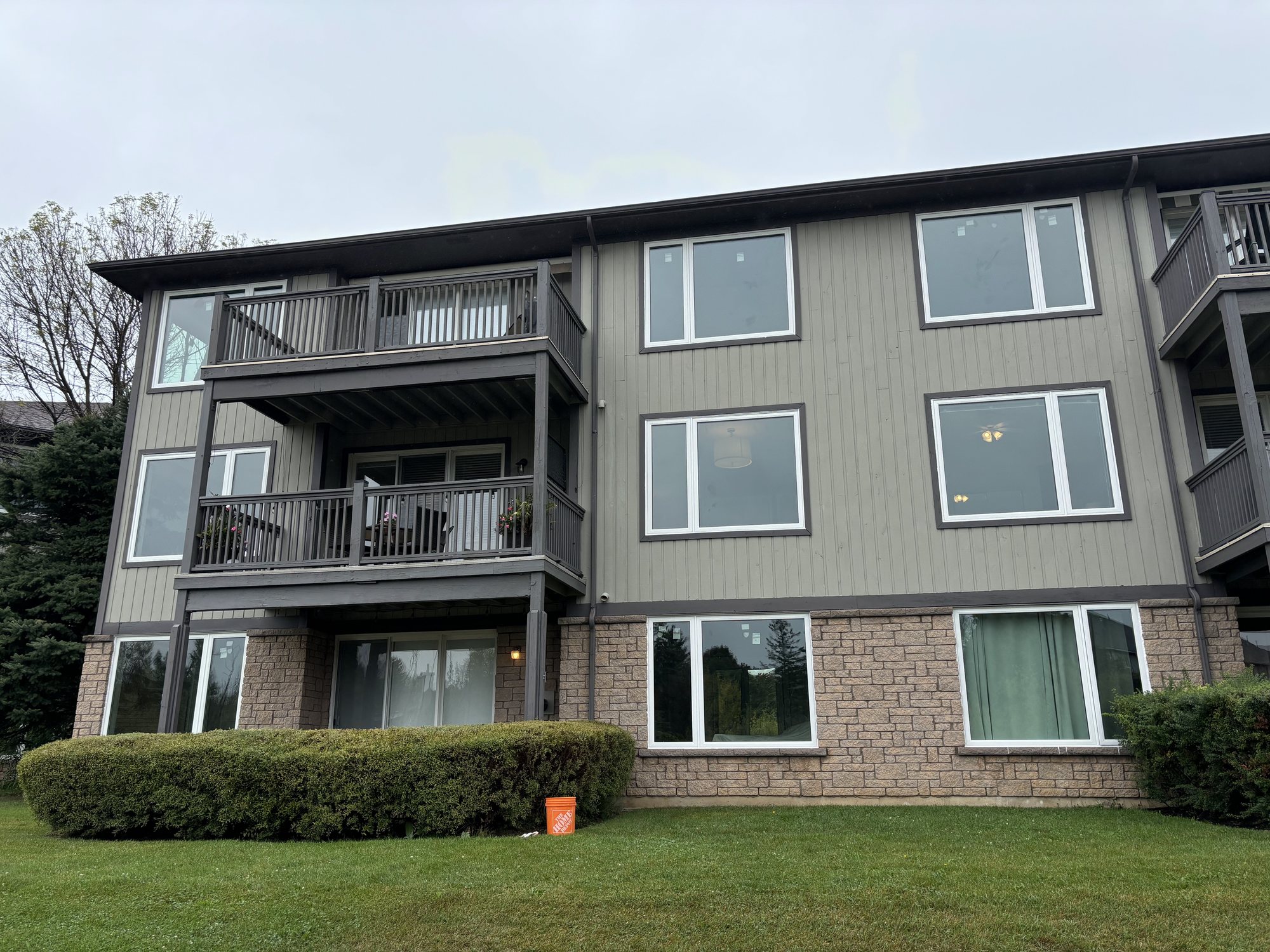 Real WDC project: a full multi-storey building fitted with new white-frame windows
